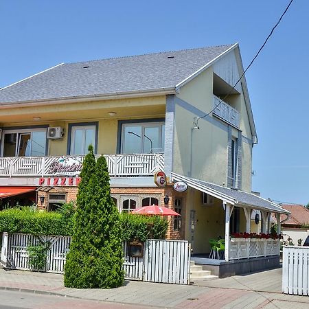 Clock Cafe Pizzeria Es Panzio Hotel Hajdúszoboszló Екстериор снимка
