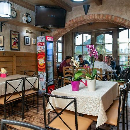 Clock Cafe Pizzeria Es Panzio Hotel Hajdúszoboszló Екстериор снимка
