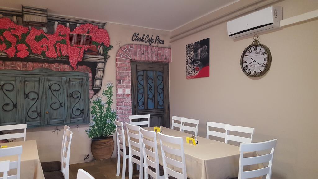 Clock Cafe Pizzeria Es Panzio Hotel Hajdúszoboszló Екстериор снимка