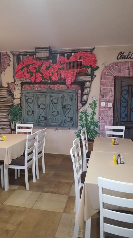 Clock Cafe Pizzeria Es Panzio Hotel Hajdúszoboszló Екстериор снимка