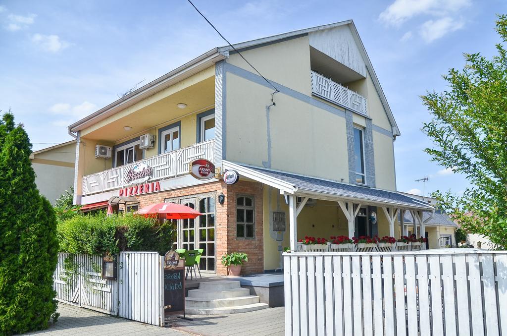 Clock Cafe Pizzeria Es Panzio Hotel Hajdúszoboszló Екстериор снимка