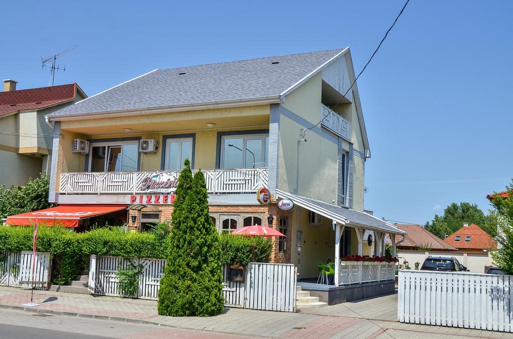Clock Cafe Pizzeria Es Panzio Hotel Hajdúszoboszló Екстериор снимка