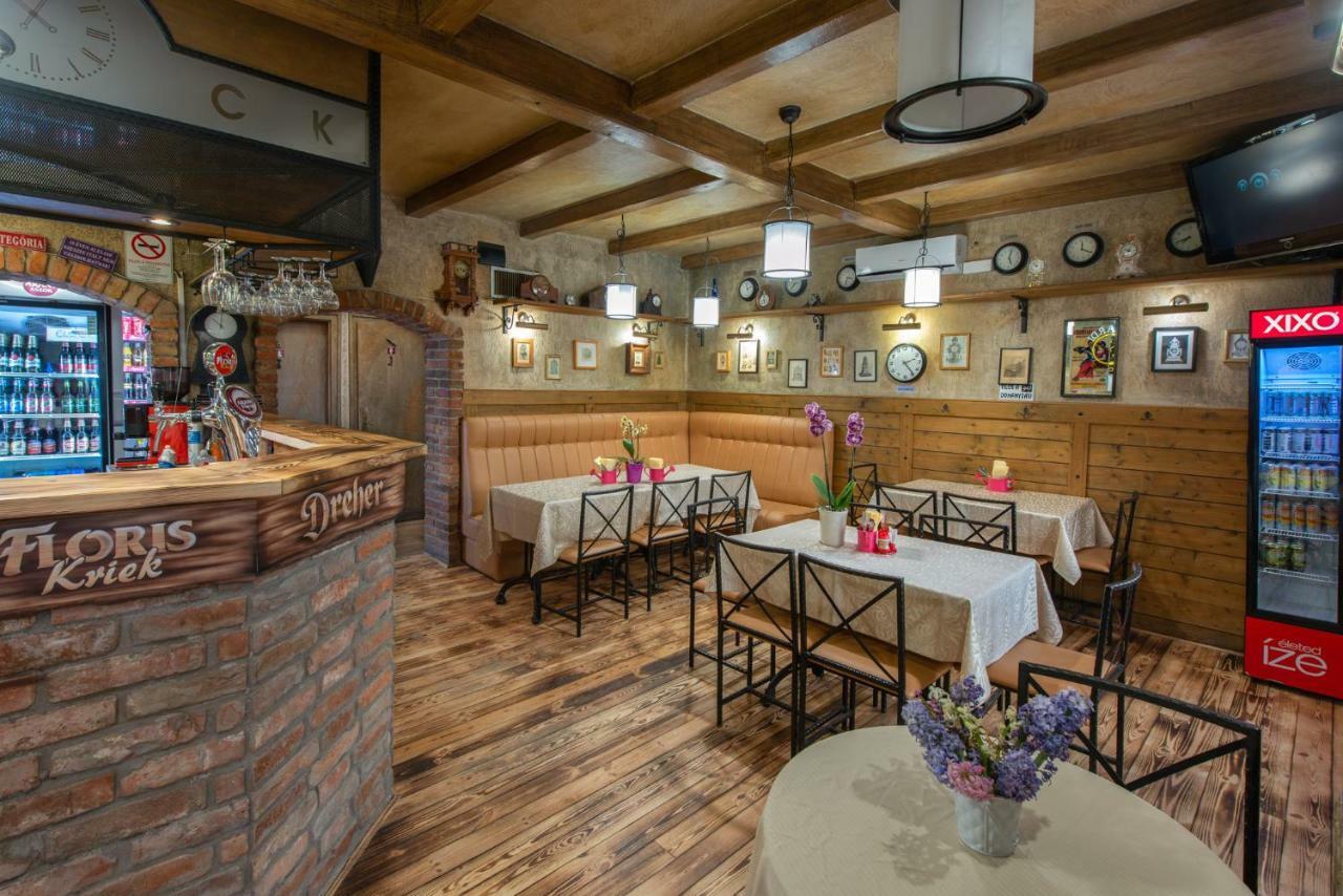 Clock Cafe Pizzeria Es Panzio Hotel Hajdúszoboszló Екстериор снимка