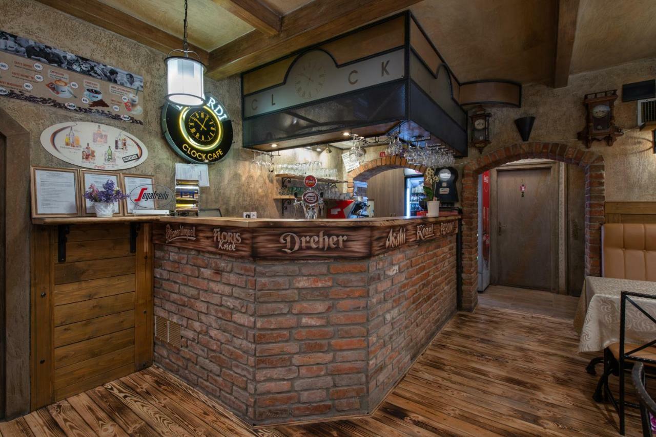 Clock Cafe Pizzeria Es Panzio Hotel Hajdúszoboszló Екстериор снимка