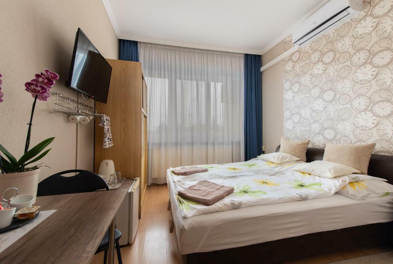 Clock Cafe Pizzeria Es Panzio Hotel Hajdúszoboszló Екстериор снимка