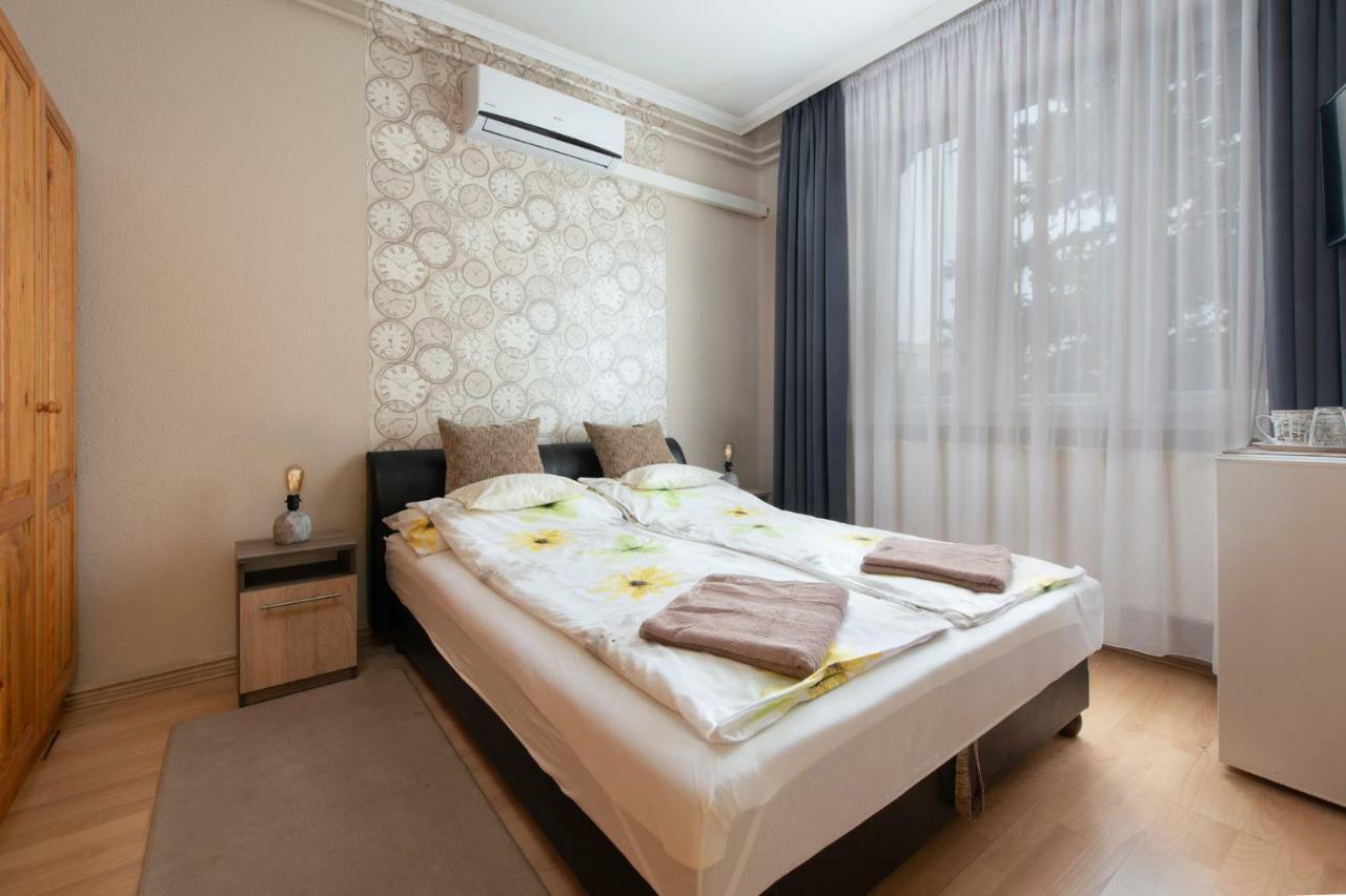Clock Cafe Pizzeria Es Panzio Hotel Hajdúszoboszló Екстериор снимка