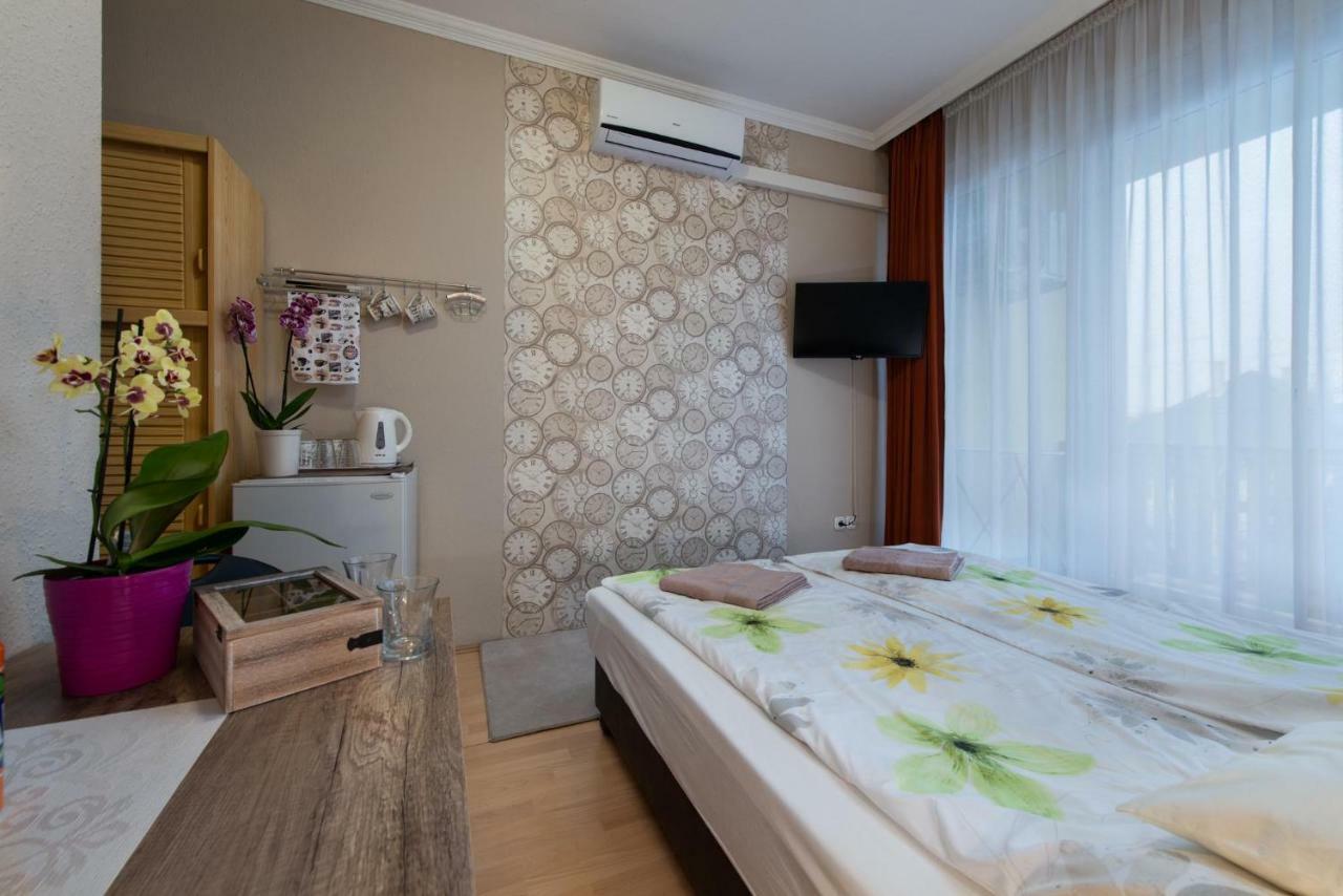 Clock Cafe Pizzeria Es Panzio Hotel Hajdúszoboszló Екстериор снимка