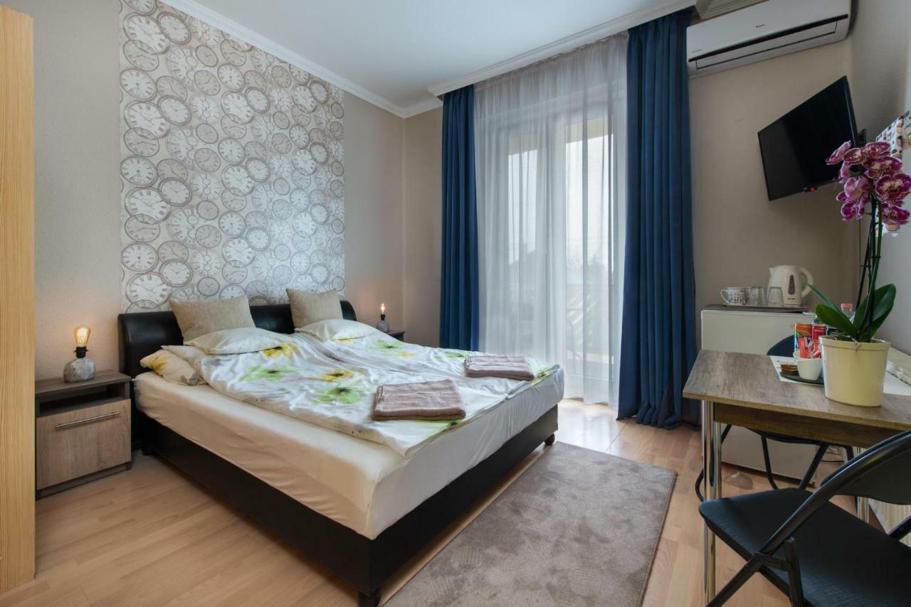 Clock Cafe Pizzeria Es Panzio Hotel Hajdúszoboszló Екстериор снимка